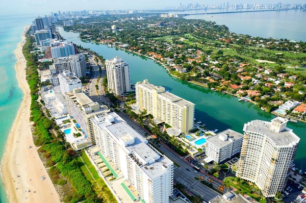 una vista aérea de la playa y los rascacielos de Miami Beach